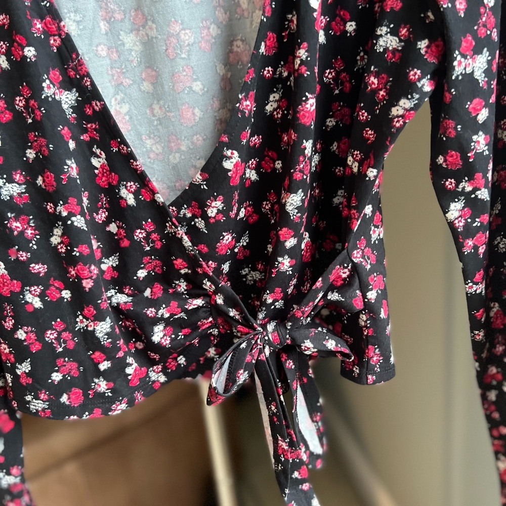 Wild Fable wrap side tie top long slv sz M - Picture 7 of 8